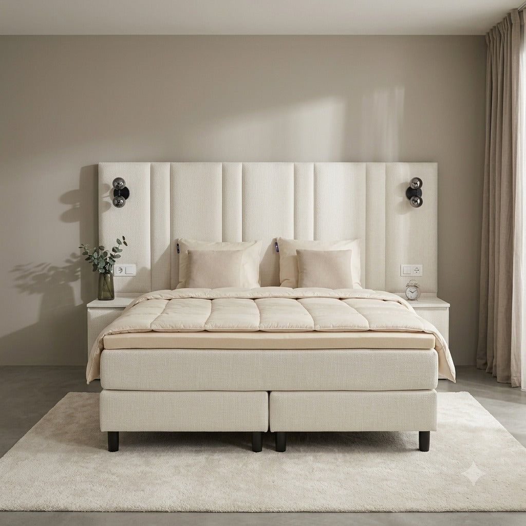 Premium boxspring met het dekbed teruggeslagen, de meegeleverde topper zichtbaar