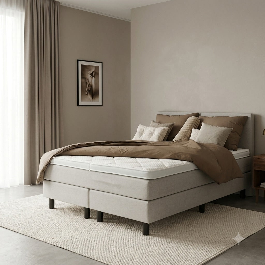 Spring Cloudy boxspring met het dekbed teruggeslagen, de topper zichtbaar