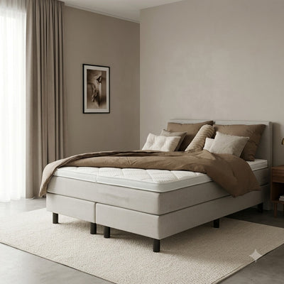 Spring Cloudy boxspring met het dekbed teruggeslagen, de topper zichtbaar